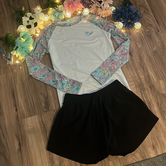 Surfing Top and Shorts Set - Picture 2 of 12